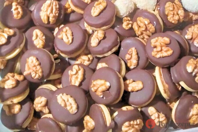 Linzer pečivo s čokoládovou polevou. Místo marmelády ho naplňte touto výjimečnou ořechovou náplní.