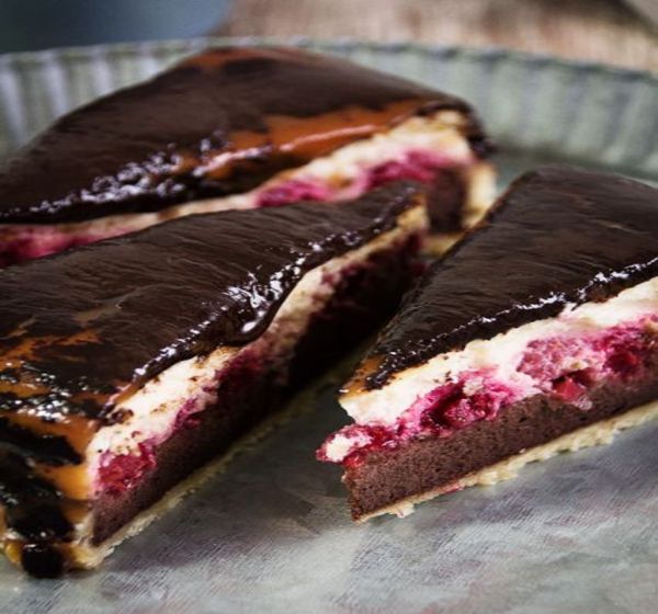 Nejlepší cheesecake s malinami, karamelem a čokoládou