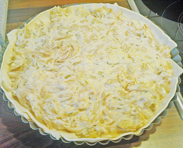 Zářící cibulový koláč se sýrem