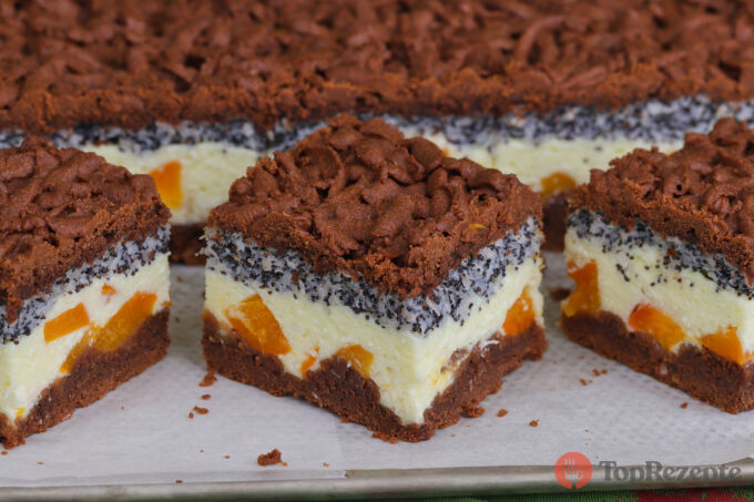 Strouhaný koláč ve stylu cheesecake s meruňkami, mákem a kokosem.