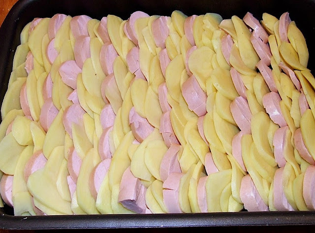 Krémový gratin z brambor a masové klobásy