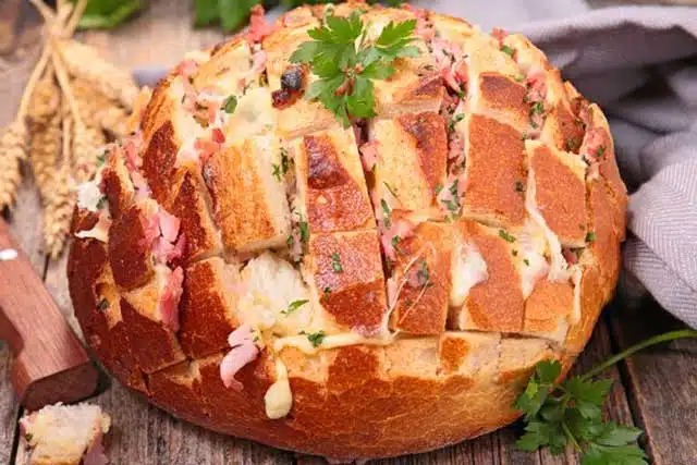 Plněný trhaný chléb se šunkou a sýrem recept