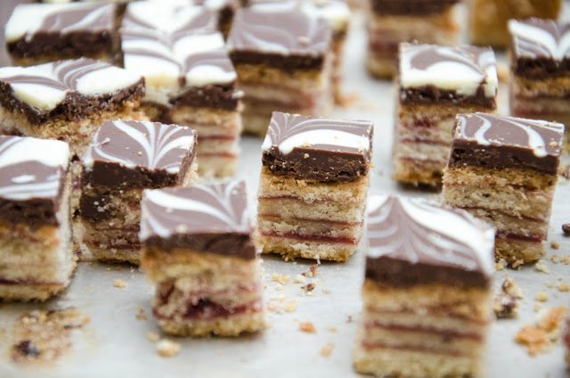 Vánoční rybízové křehké kostky