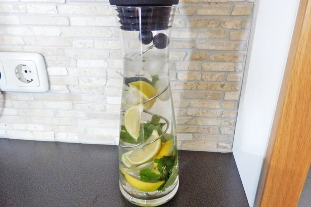 Osvěžující citronová voda