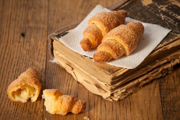 Podmáslové rohlíčky s krystalovým cukrem