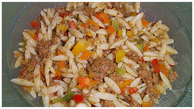 Kritharaki salát s mletým masem, který je návykový