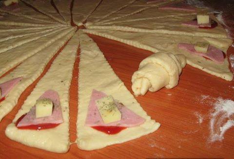 Šunkovo-sýrové rohlíky