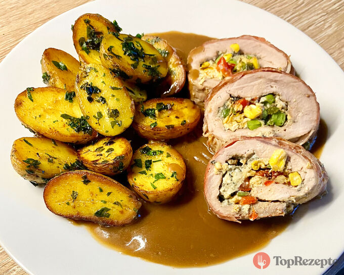 Plněná vepřová panenka s bramboráky a plísňovým sýrem