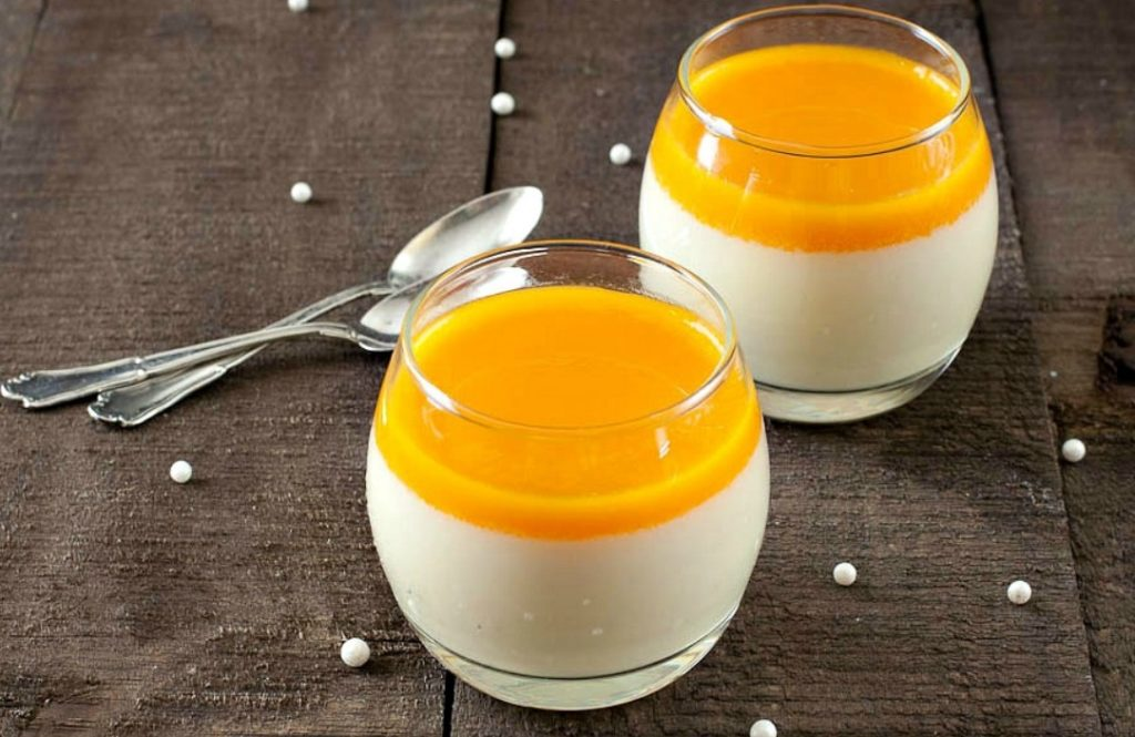 Vanilková panna cotta s mangovým coulis s Thermomixem