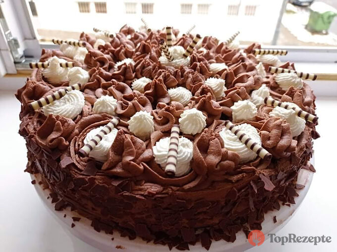 Šťavnatý čokoládový dort s pařížským krémem a třešňovou příchutí