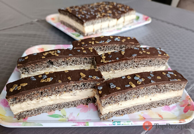 Super chutné mákové řezy s vanilkovým krémem a čokoládovou polevou. Skutečný mákový sen. Velmi oblíbené u nás doma.