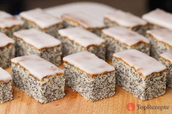 Osvěžující tvarohové řezy s mákem a citronovou polevou.