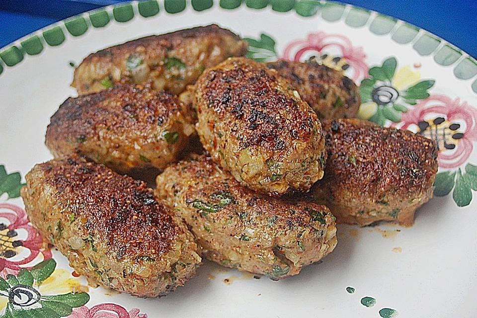 Turecké masové závitky s okurkovým jogurtem a salátem