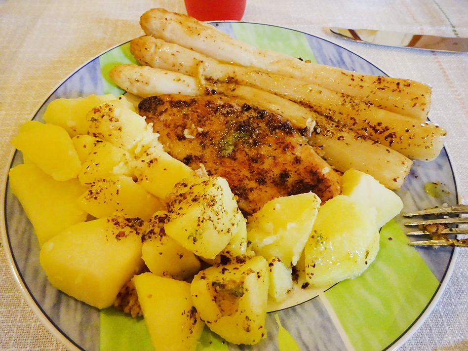 Smažený řízek se zeleným chřestem a bramborami