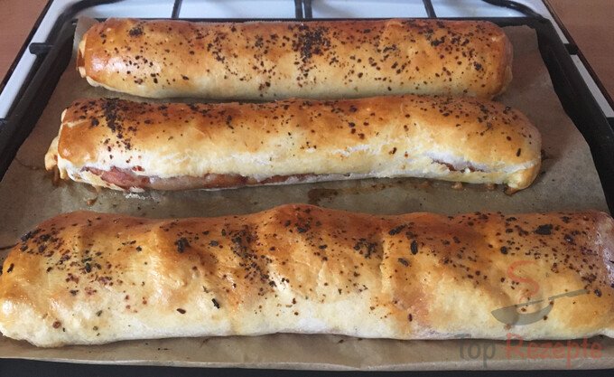 Listové těsto plněné sýrem, salámem a klobásou