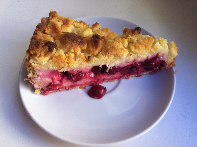 Třešňový drobenkový koláč s vanilkovým pudinkem