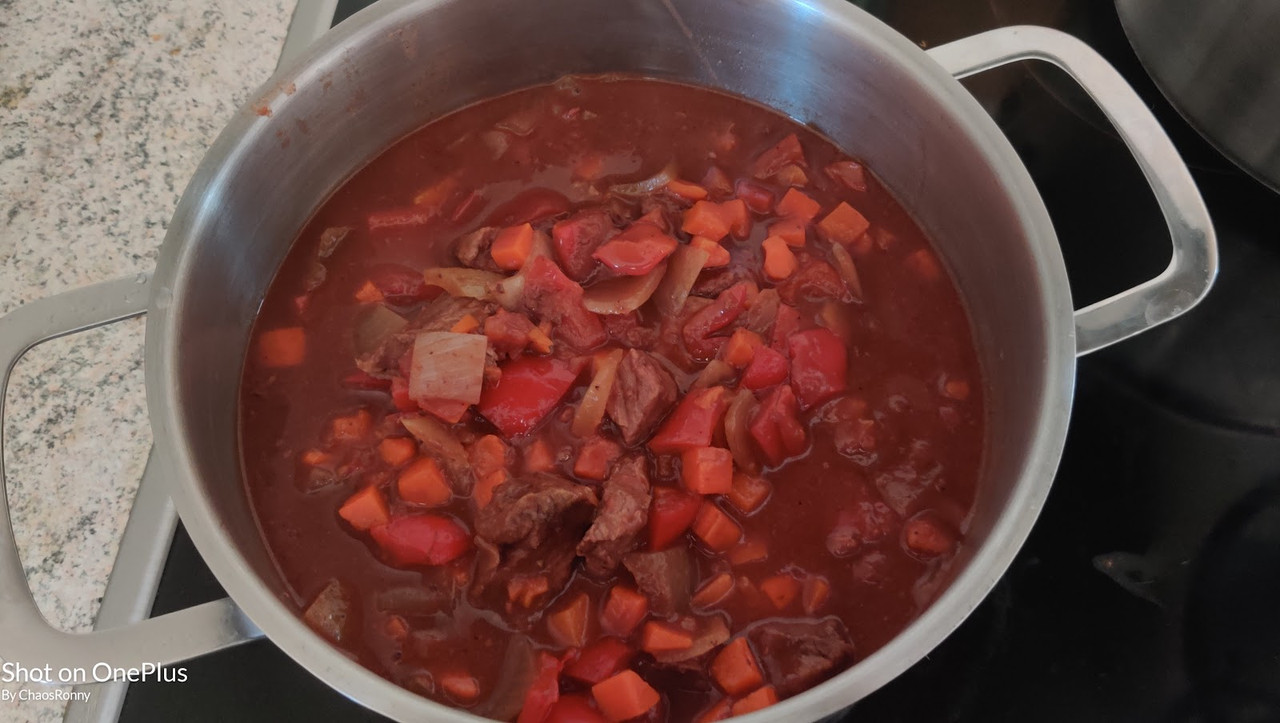 Pomalu vařený guláš z pomalého hrnce