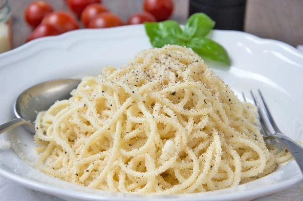 Špagety cacio e pepe