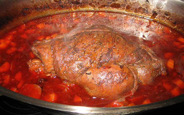 Kančí stehno v švestkové omáčce