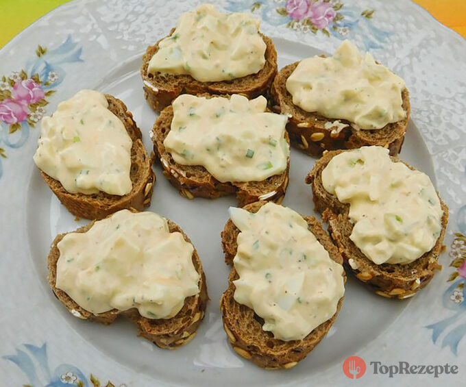 Chutney z vajec se zakysanou smetanou na jednohubky