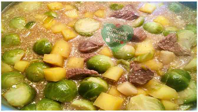 Jednoduchý růžičkový kelový guláš s hovězím masem