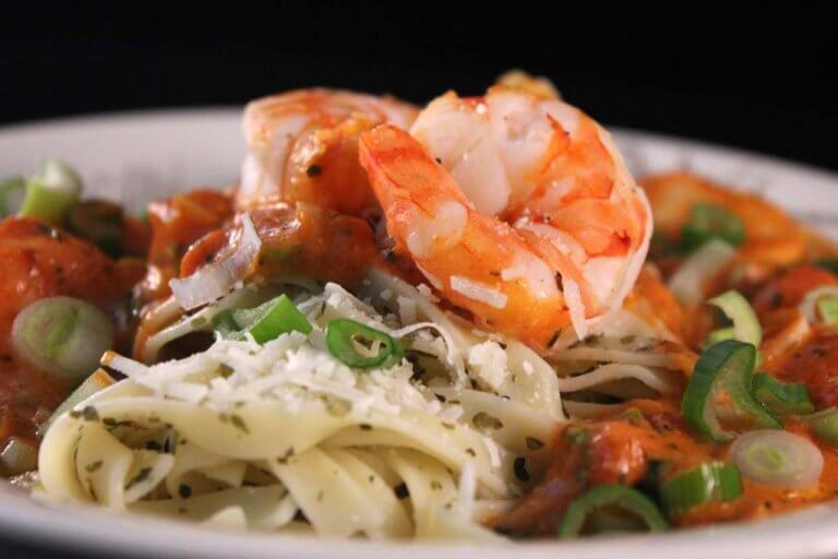 Tagliatelle s pikantní ovocnou omáčkou a obrovskými krevetami
