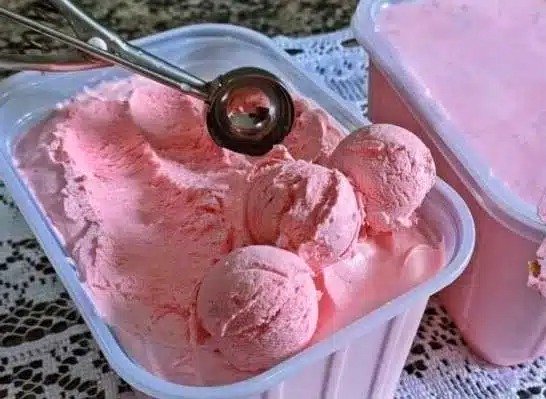 Jahodová zmrzlina bez zmrzlinovače – rychlý recept!