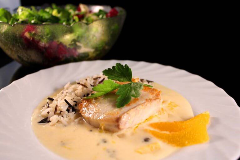 Treska s omáčkou z zeleného pepře a pomeranče, podávaná s divokou rýží