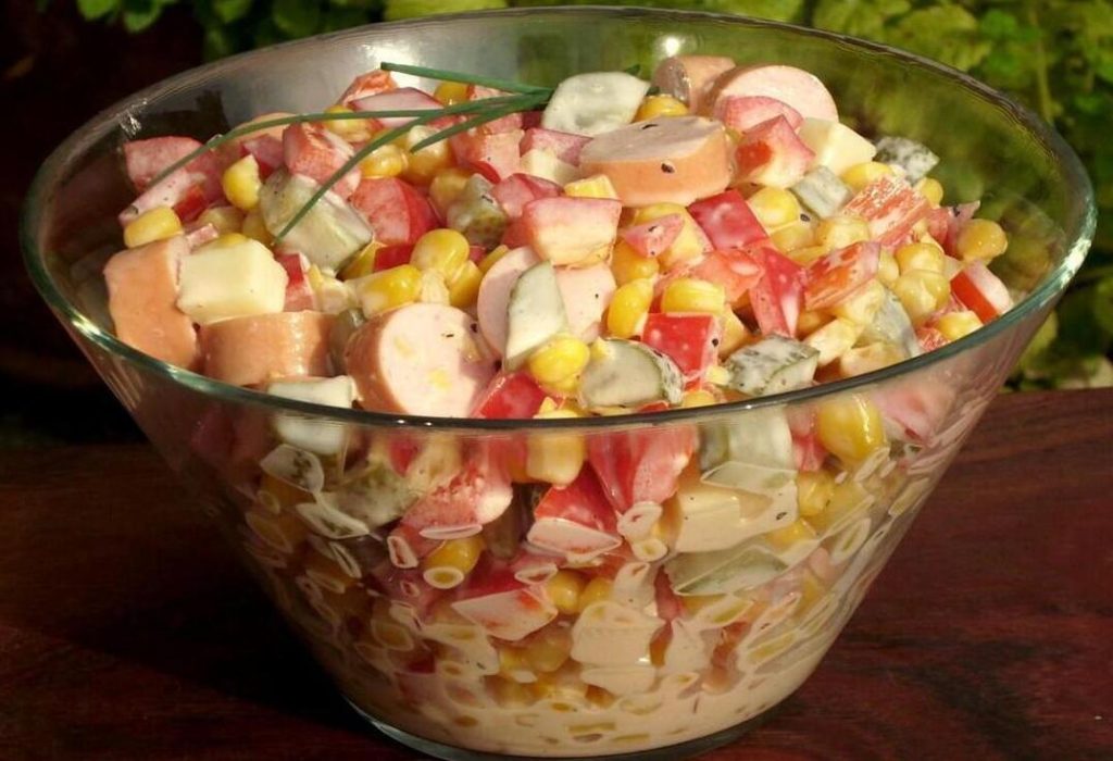 Šunkový salát s paprikou a kukuřicí