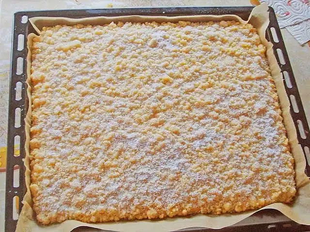 Rychlý drobenkový koláč z plechu