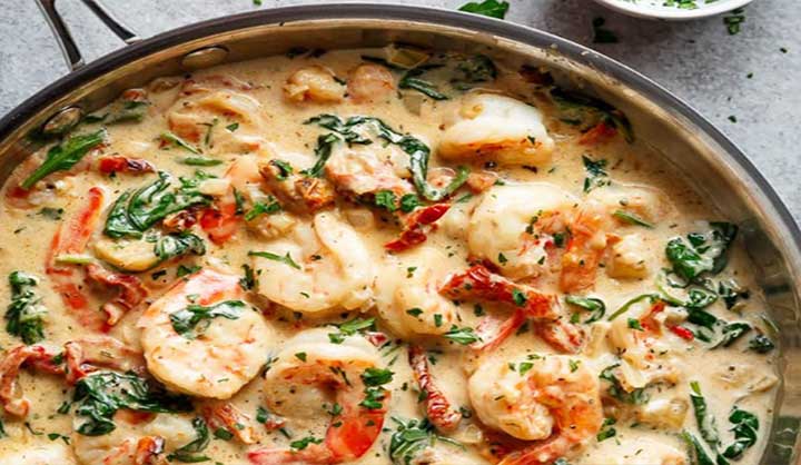 Grilované krevety ponořené v krémové česnekové omáčce