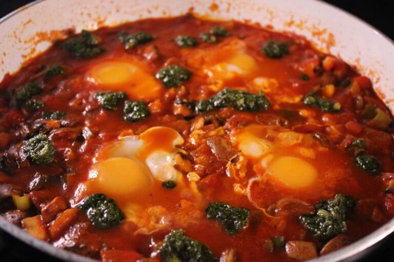 Šakšuka s hnědými žampiony a pestem Genovese