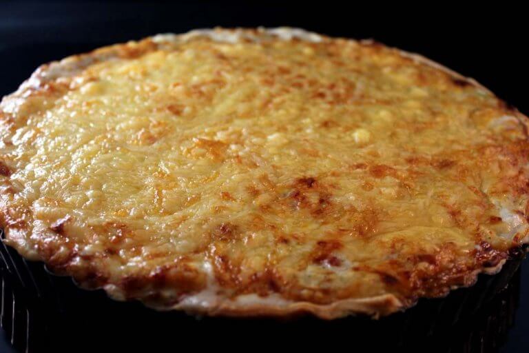 Rahmwirsing koláč se sýrem a slaninou