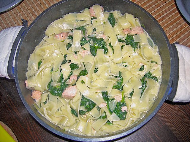 Páskové nudle se špenátem a lososem