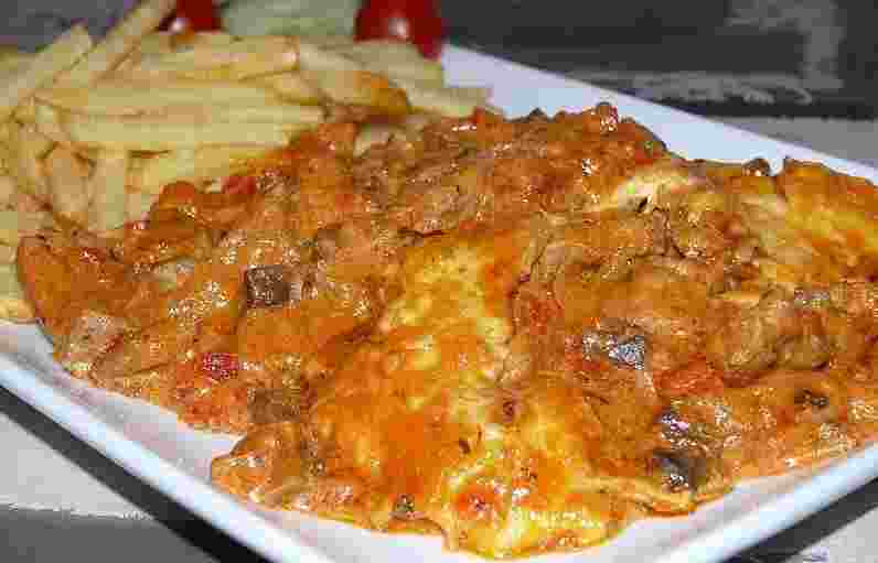 Gyros s metaxovou omáčkou nechutná u Řeka lépe!