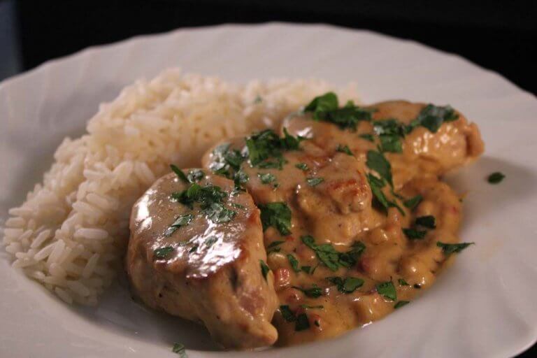 Dušený hrnec se vepřovými medailonky a houbami