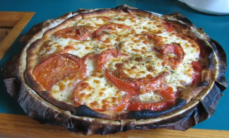 TOMATOVO-MOZZARELLOVÝ-CIBULOVÝ KOLÁČ