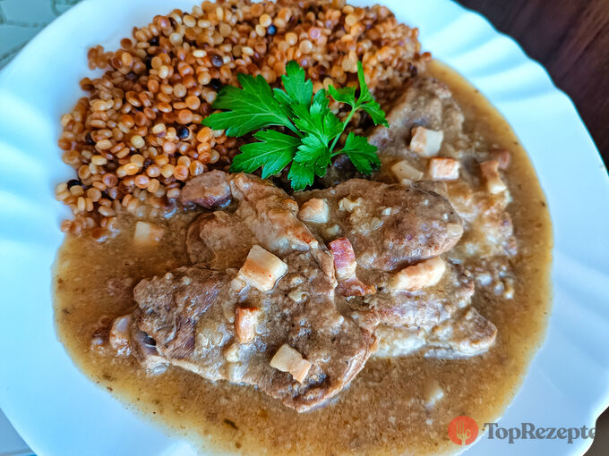 Šťavnaté hovězí řízky se šťávou a slaninou