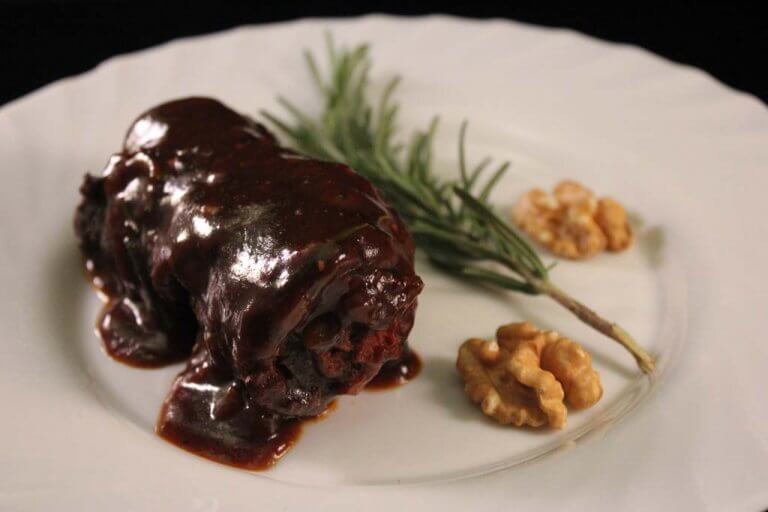 Delikátní roláda s ořechovo-parádní náplní