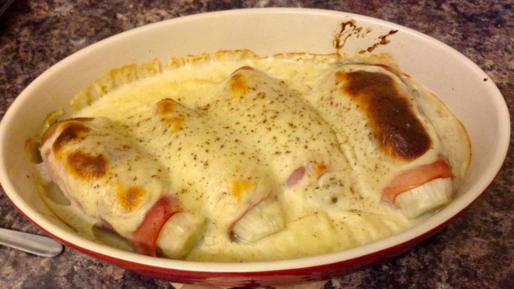 ENDIVIE V TROUBĚ S BEŠAMELOVOU OMÁČKOU JEDNODUCHÝ RECEPT
