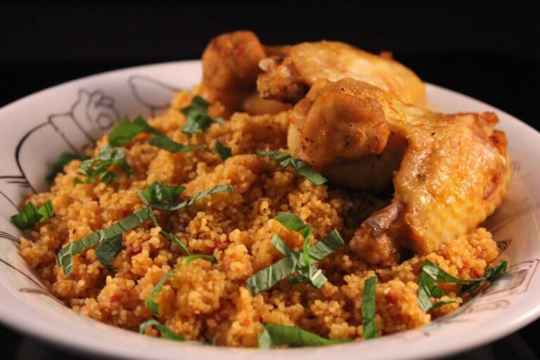 Pikantní kuskus s kuřecími křidélky a mátou