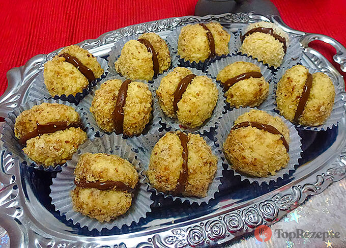 Křupavé vánoční sušenky s oříšky a čokoládovým krémem