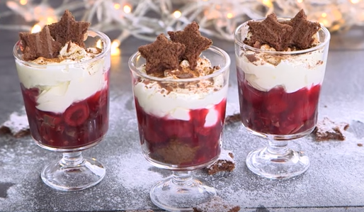 Vánoční dezert Black Forrest se švestkovým kompotem a perníkovým těstem