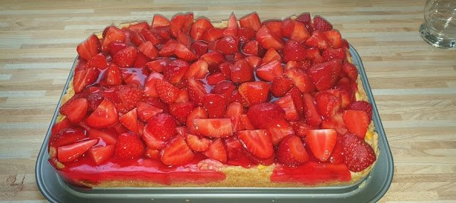 Jahodový tvarohový koláč na plechu