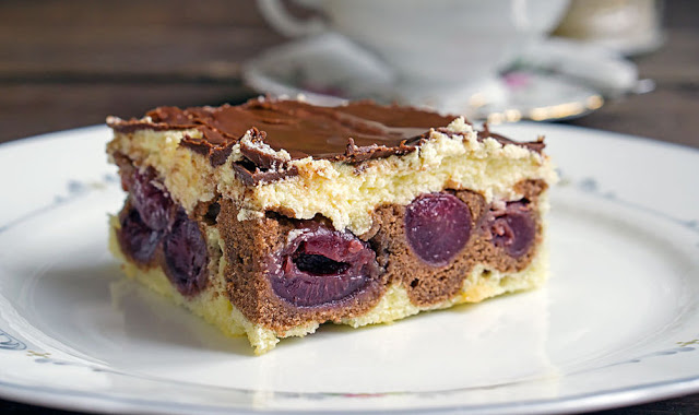 Donauwelle: Třešně, máslový krém a čokoládová poleva