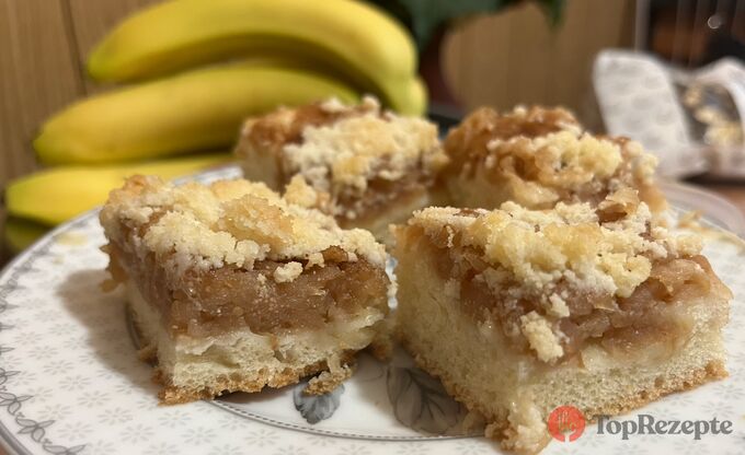 Omas jablečný koláč se drobenkou na kynutém těstě