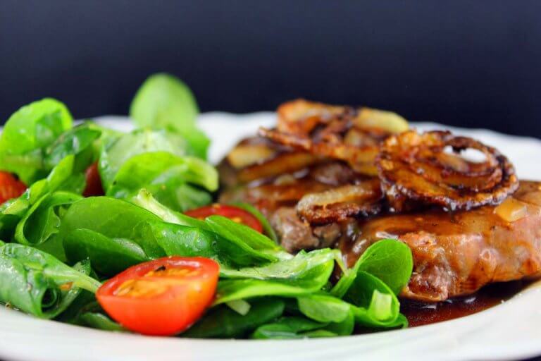 Rib-eye steak s cibulovo-pivní omáčkou a polníčkem