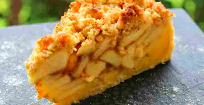 Jablečný koláč s vanilkovým krémem a ořechovou drobenkou