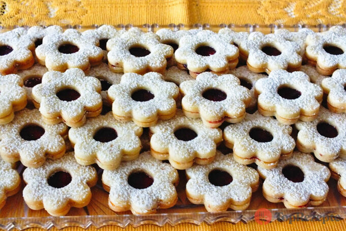 Neodolatelné Linzerovy oči s jogurtem a bez vajec – budete je milovat!