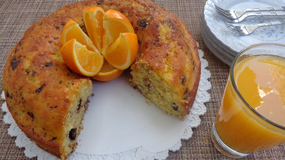 Šťavnatý pomerančový koláč s kousky čokolády